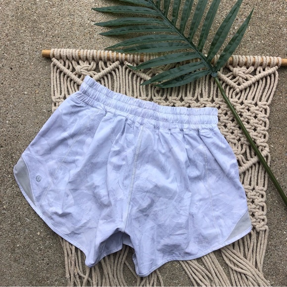 Lululemon Hotty Hot Shorts Size 4 Tall - Mini Tropical Shadow Starlight - Picture 5 of 9
